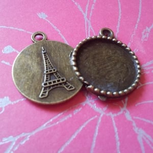 Round antique pendant settings with Eifel tower - pack of 5